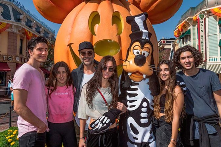 Alejandro Fernández, de escapada por Disneyland Resort con su novia y sus hijos
