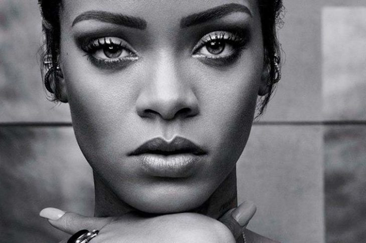 Rihanna golpea con el micrófono a un fan