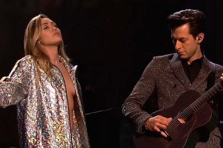 Miley Cyrus estrenó el video de "Happy Xmas (War Is Over)