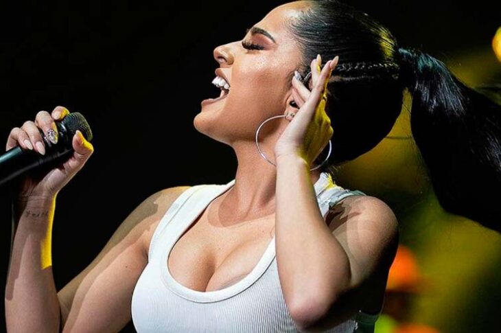 Becky G aclara si dejará de cantar en español