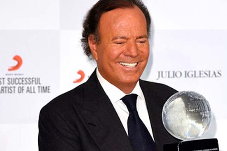 Julio Iglesias es galardonado con el Grammy honorífico a toda su carrera