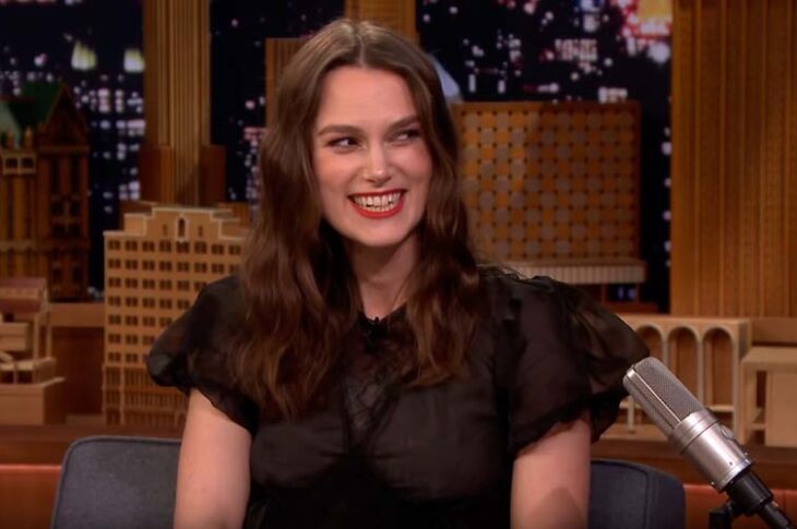 Kiera Knightley puede tocar ‘Despacito’ con los dientes