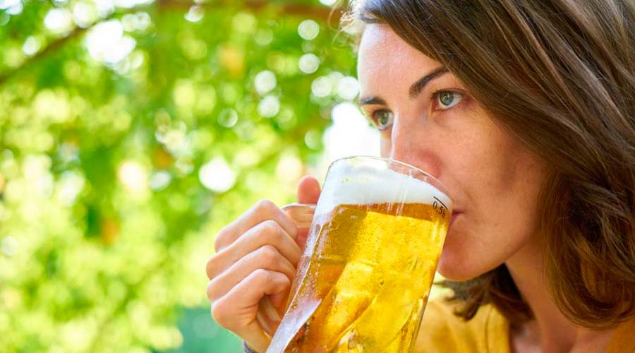 Las mujeres que beben cerveza son más fieles