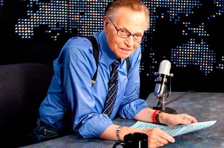 Larry King está hospitalizado en Los Ángeles