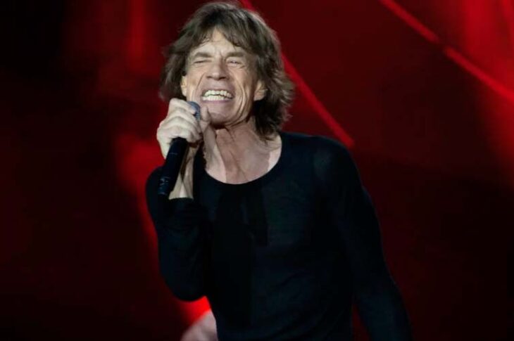 Mick Jagger salta y baila tras su operación de corazón