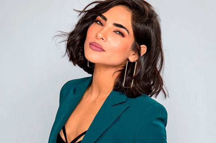 Alejandra Espinoza también de verde fluorescente