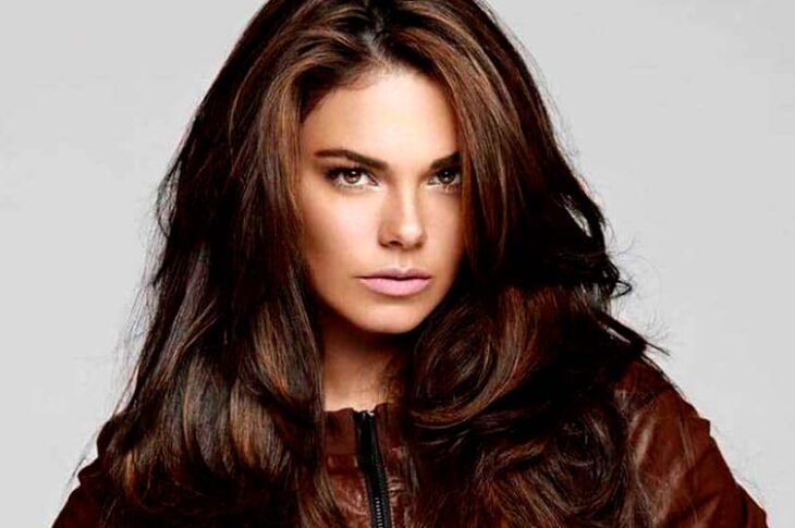 Livia Brito habría descubierto mensajes sexuales de su novio ¡con otros hombres!