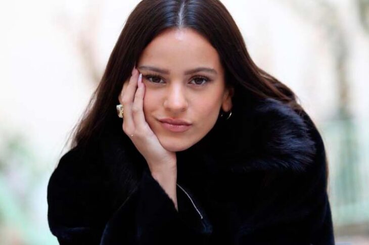 Lluvia de críticas a Rosalía por su elección de vestuario