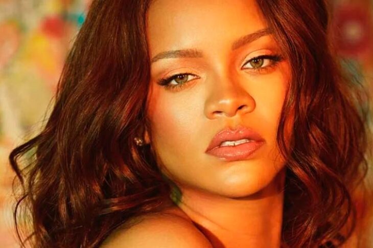 Rihanna deslumbra con un espectacular traje de plumas