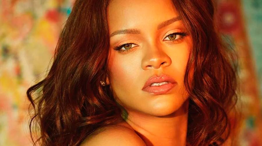 Rihanna deslumbra con un espectacular traje de plumas