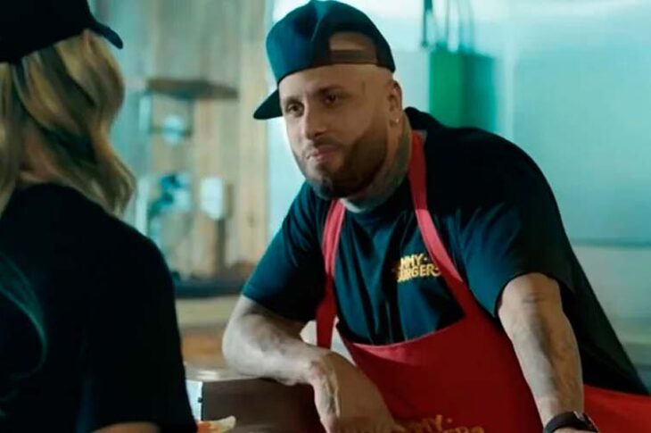 Nicky Jam reparte hamburguesas en Miami