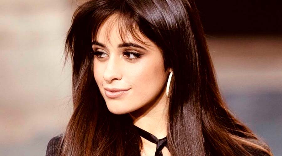 Camila Cabello desfila en la Paris Fashion Week