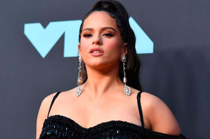 Rosalía es una seductora en sus vídeos de Twitter