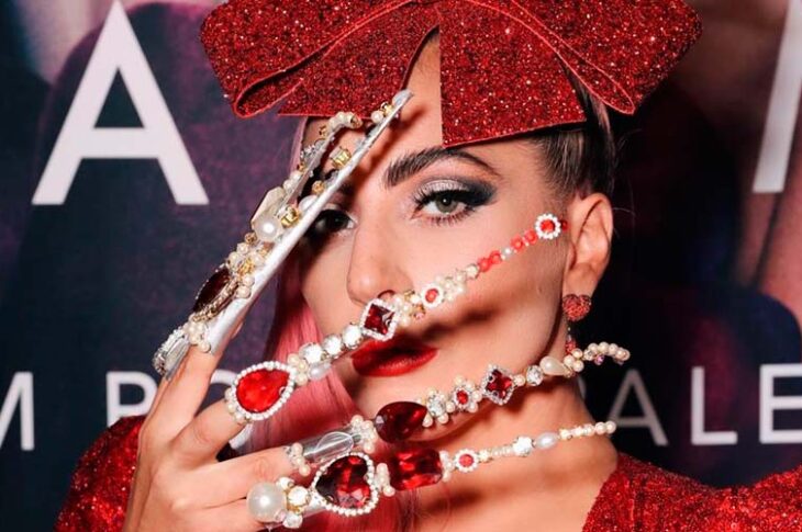 Lady Gaga presume uñas kilométricas