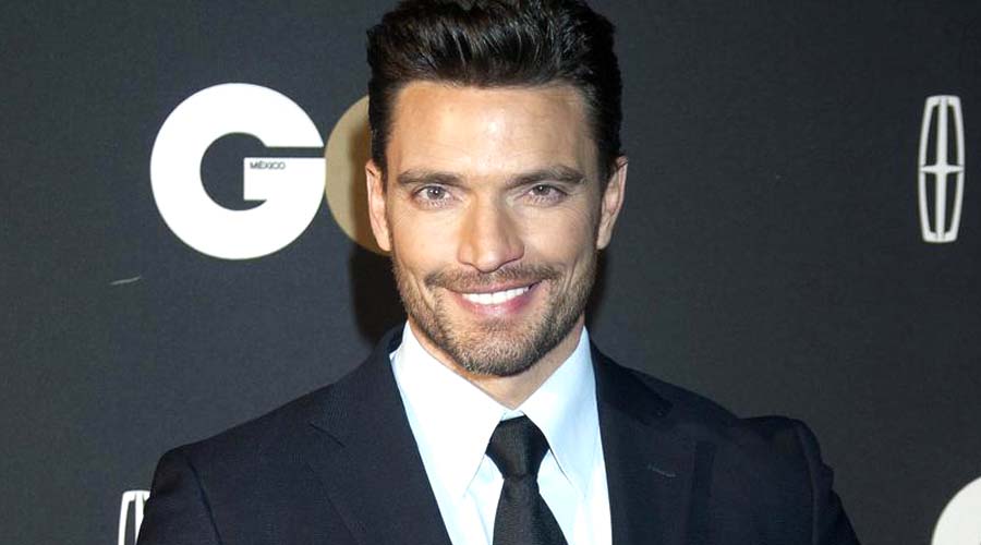 Julián Gil celebra triunfo por la bandera de Puerto Rico