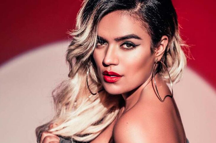 Karol G se prepara para su aparición en The Tonight Show