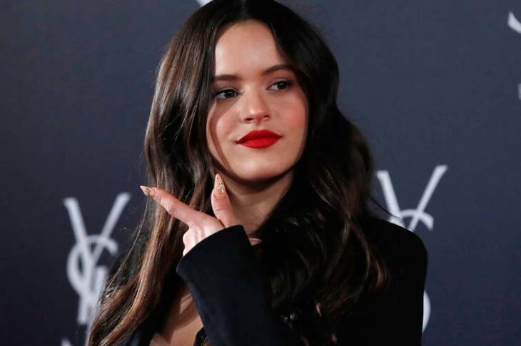 Rosalía muestra su figura bailando flamenco