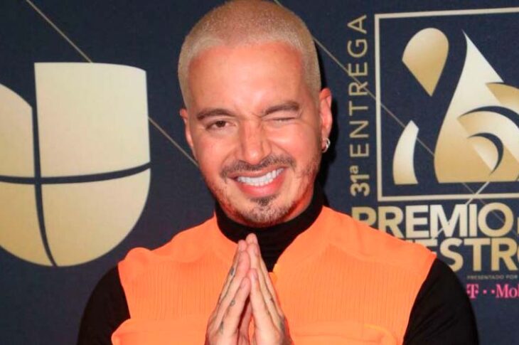 El cantante J Balvin presume abrazo con Jay Z