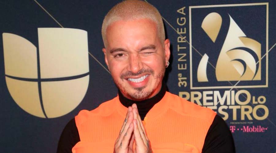El cantante J Balvin presume abrazo con Jay Z