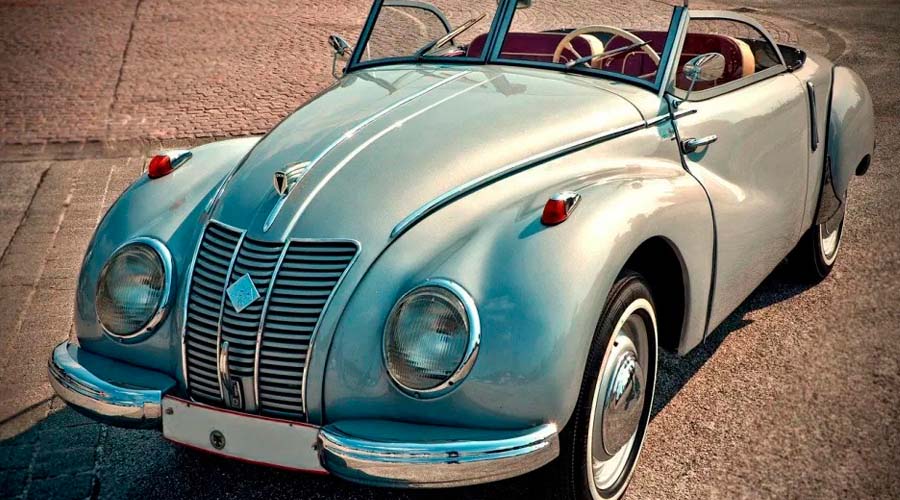 Posponen famosa marcha de autos clásicos