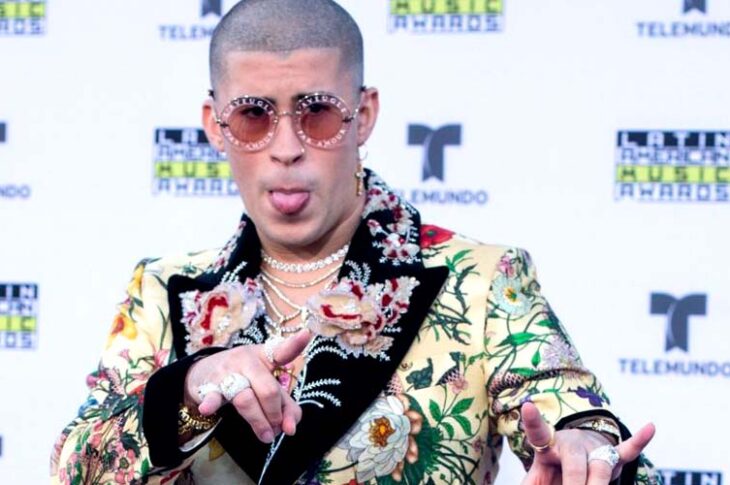 El costoso traje Gucci de flores de Bad Bunny