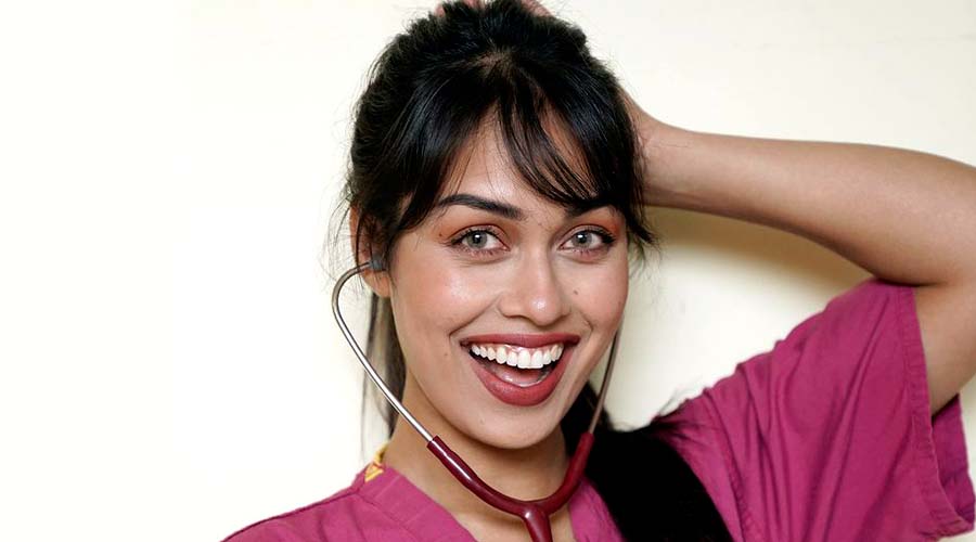 Reina de belleza cambia la corona por el hospital