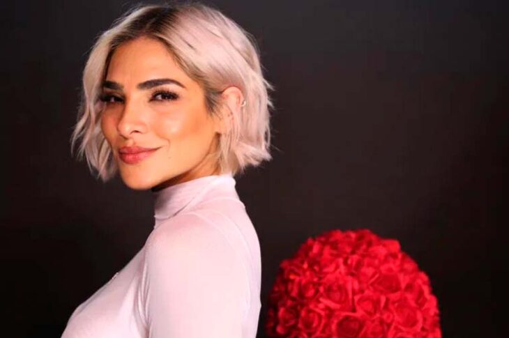 Alejandra Espinoza reparte comida como voluntaria