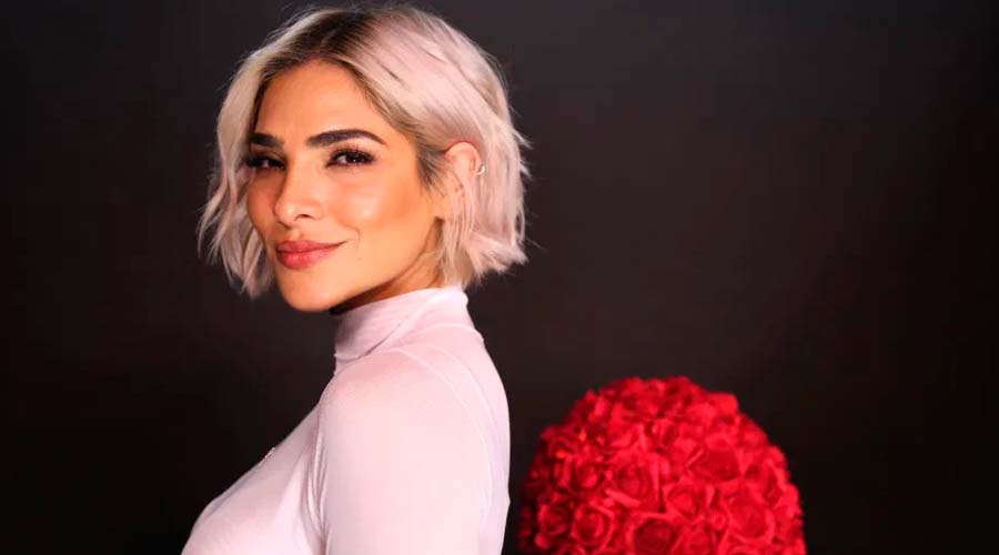 Alejandra Espinoza reparte comida como voluntaria