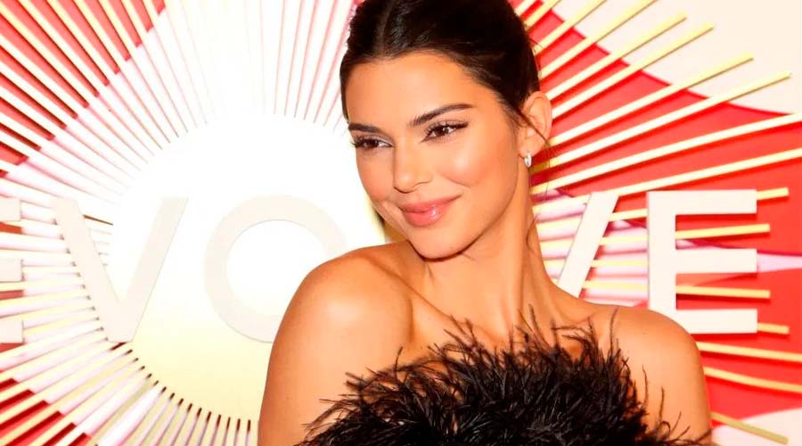 Kendall Jenner cabalga dentro del mar