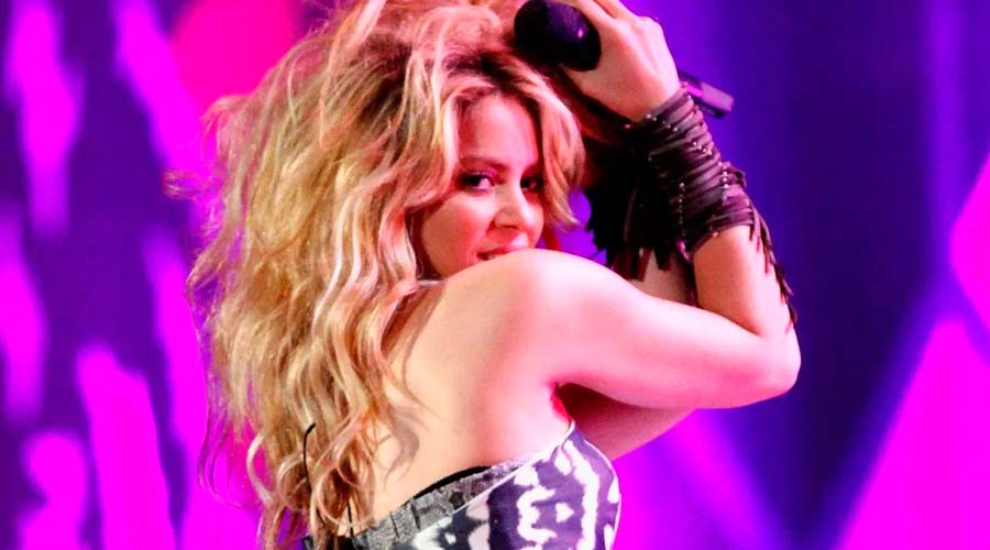 Shakira se toma las calles con su patineta