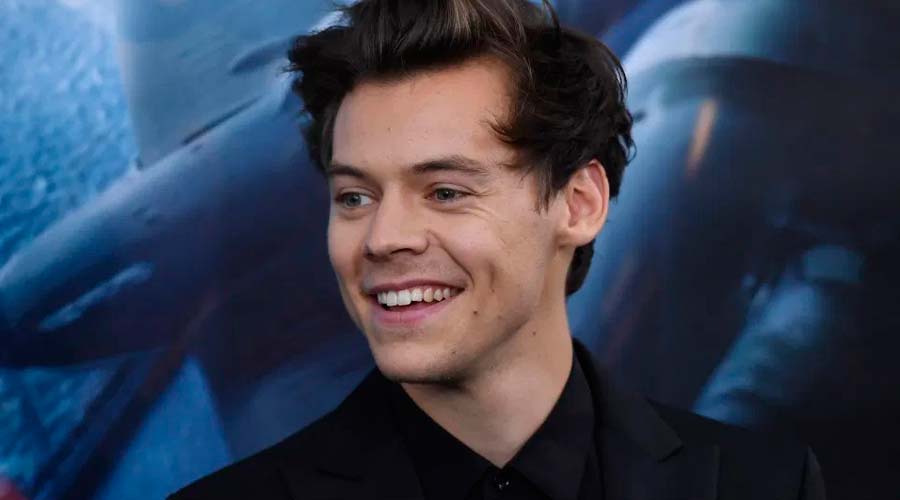 Harry Styles estrena nuevo look con bigote