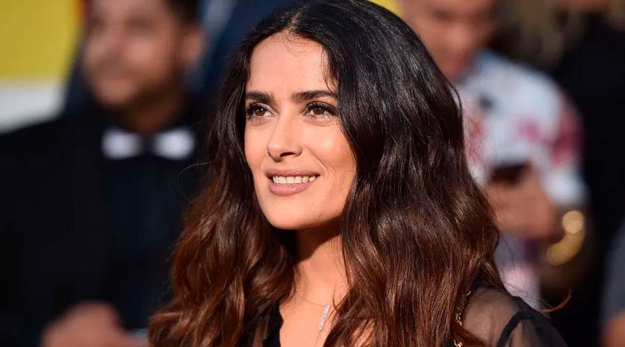 Salma Hayek mostró su melena de mar