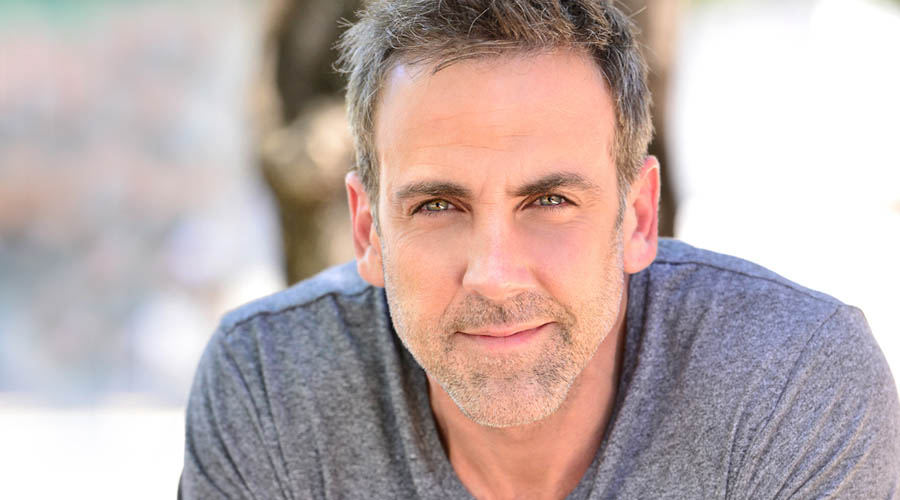 Carlos Ponce llega a los 48 triunfando en redes sociales