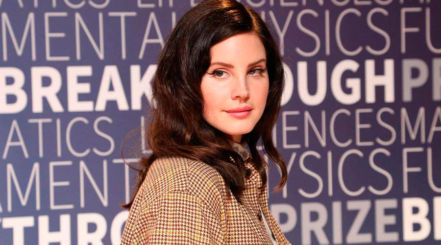 Lana Del Rey causa indignación por su cubrebocas