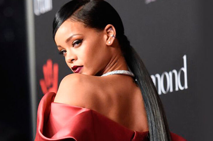 Rihanna modela su línea de lencería usando látex rojo