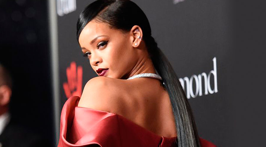 Rihanna modela su línea de lencería usando látex rojo