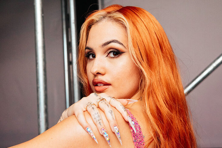 Mabel regresa con su himno ‘LET THEM KNOW’