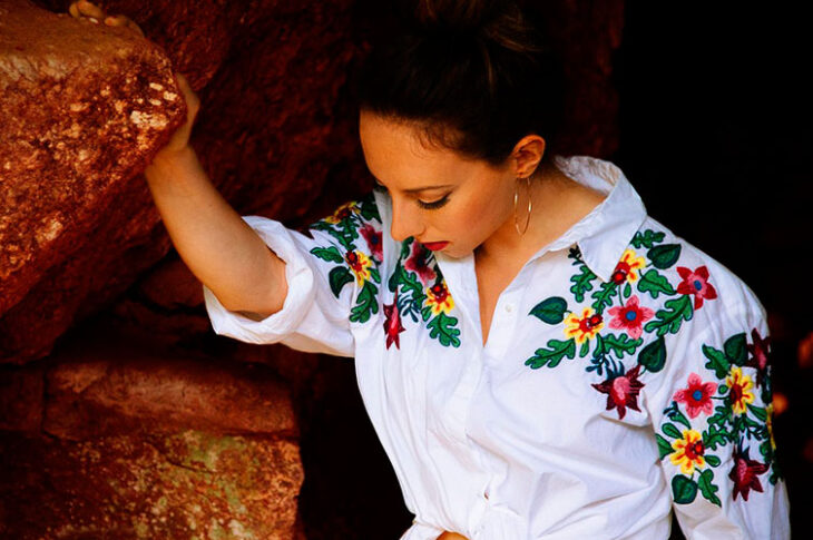 Flavia Abadía estrena su álbum debut "Crossover"