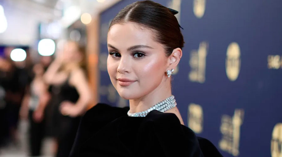 Selena Gomez tropezó al llegar a la entrega de los SAG