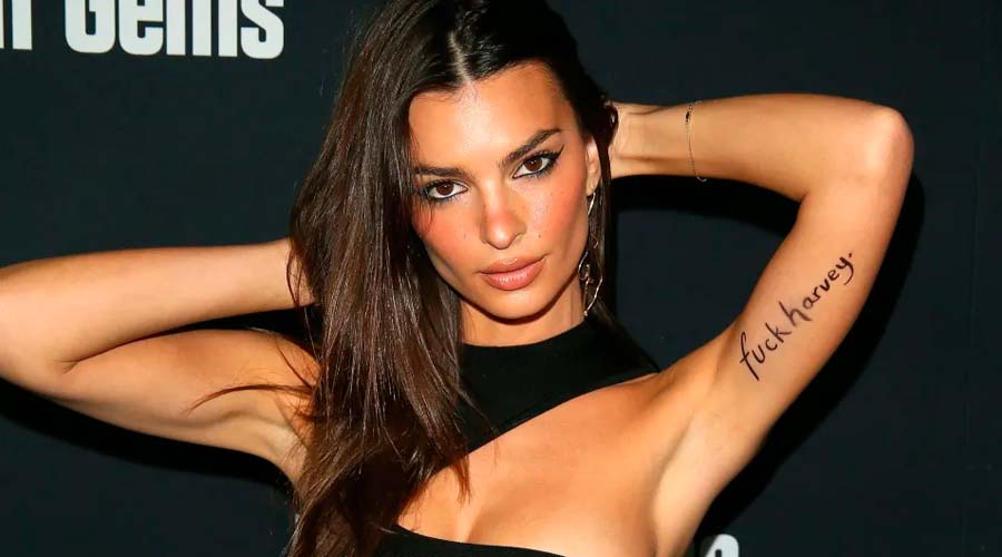 Emily Ratajkowski cubre su cuerpo con periódico