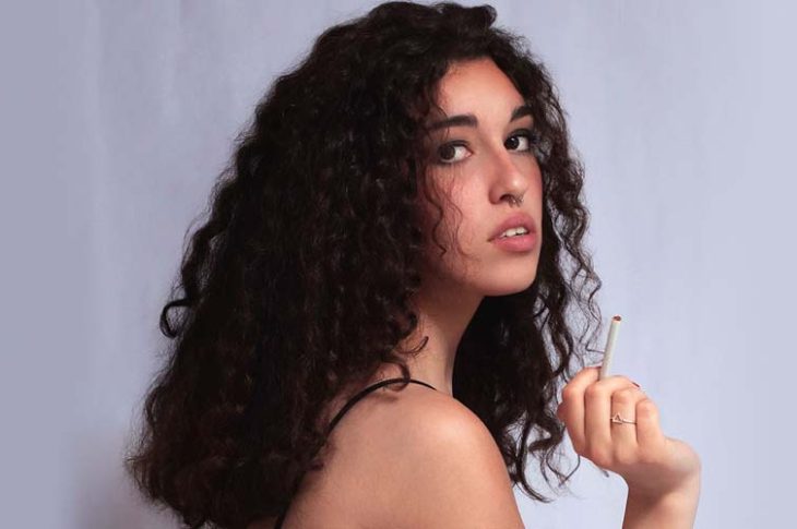 Claudia Pumarega le canta a las relaciones tóxicas