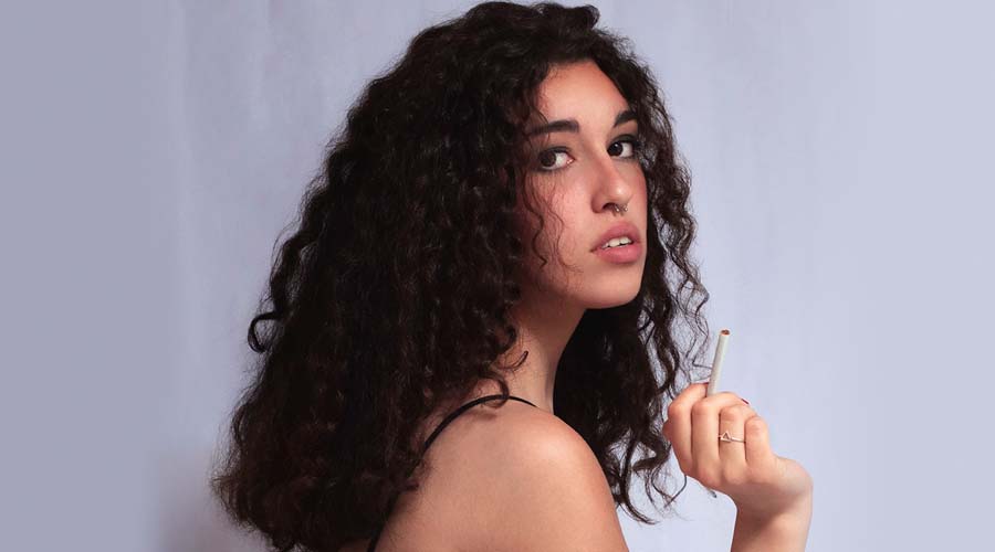 Claudia Pumarega le canta a las relaciones tóxicas