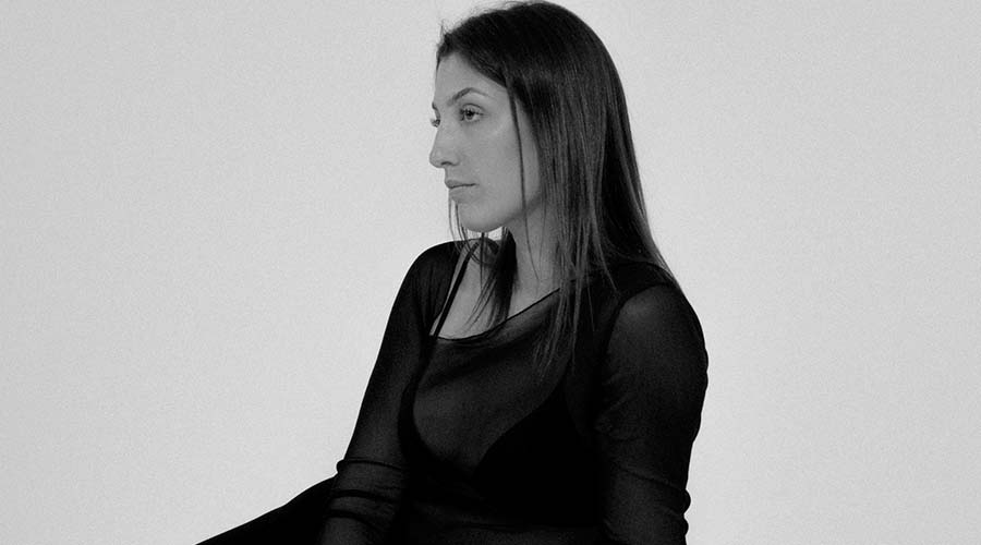 Fátima Falcón eleva la emoción con su tema "Otra Cama"