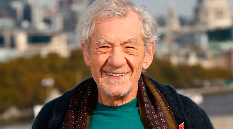 Ian McKellen es hospitalizado tras sufrir una caída de un escenario