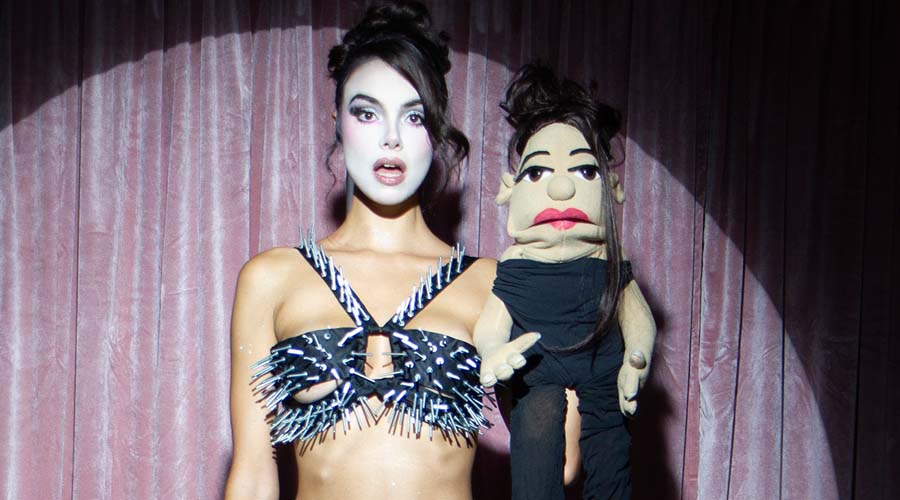 Bodine juega con el ventriloquismo en “X N LA ESPALDA X N EL CUELLO”