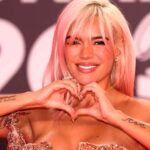 Karol G posa junto a sus dos figuras de cera