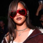 Rihanna posa junto a un piano, usando lencería color amarillo