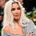 Kim Kardashian y las fotos que se tomó con su robot Tesla
