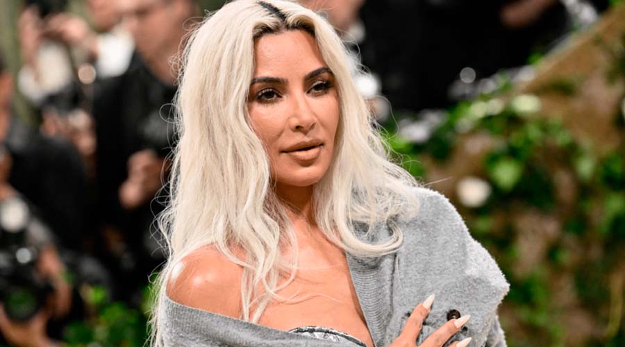 Kim Kardashian y las fotos que se tomó con su nuevo robot Tesla