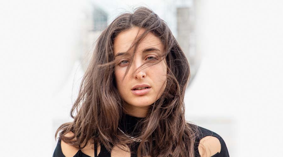 ALEXXANDRA continúa con el sonido techno, "How Do You Say"